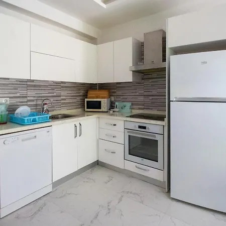 Denize 100 M2 Daire * Kusadası